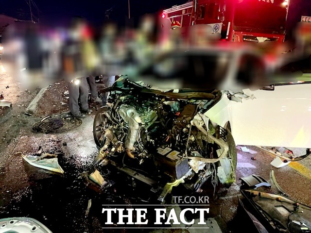 김천에서 벤츠 승용차가 중앙선을 넘어 신호대기중인 차량 4대를 들이받았다./경북소방본부 제공