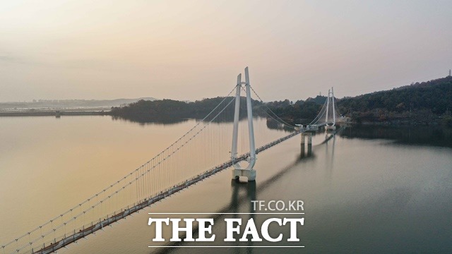 국내 최장을 자랑하는 논산 탑정호 출렁다리 입장이 3월부터 유료화한다. /논산시청 제공