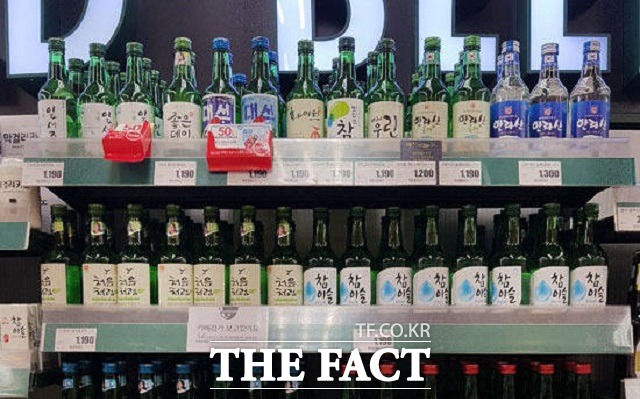 소주를 만드는 원자재 가격이 오르면서 참이슬, 처음처럼 등 소줏값 인상 가능성이 커지고 있다. /더팩트 DB