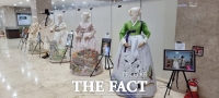  예산군, 황새 등 명소 담은 ‘한복디자인 전시회’ 개최