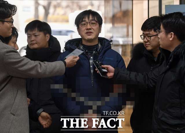 서울고용노동청·대검찰청·청와대 앞에서 비정규직 문제 해결을 위한 기습 시위를 벌인 혐의로 기소된 김수억(가운데) 전 민주노총 금속노조 기아차 비정규직 지회장이 징역 1년 6개월의 실형을 선고받았다. /김세정 기자