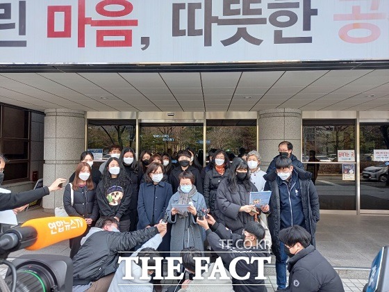 오거돈성폭력사건공동대책위원회(공대위)는 9일 부산고법 앞에서 우리는 법원의 판결을 보고 안타까움을 금할 수 없다고 이같이 밝혔다. /부산=조탁만 기자.