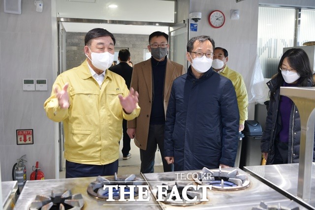 황선봉 예산군수(왼쪽)가 국토교통부 김흥진 국토도시실장(오른쪽)에게 신활력창작소에 대해 설명하고 있다. / 예산군 제공