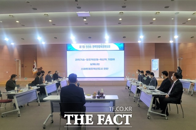 충남 천안시가 9일 ‘2022년 제1회 천안시 전략산업육성위원회’를 열고 천안형 클러스터 제안서 심사·평가를 진행했다. / 천안시 제공.