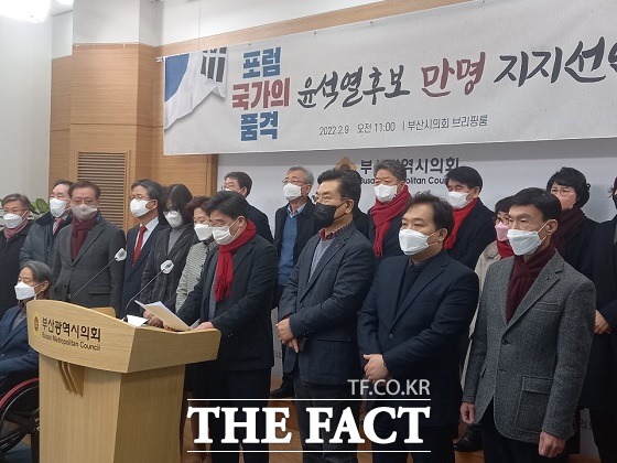 포럼 국가의품격(국품)은 9일 오전 11시 부산시의회 브리핑룸에서 기자회견을 갖고 문재인 대통령은 취임사에서 ‘대한민국이 한 번도 가보지 않은 길을 가겠다’ 고 선언했다면서 대한민국 국민은 정말로 한 번도 가보지 않은 길을 가고 있다고 에둘러 비판했다./부산=조탁만 기자.