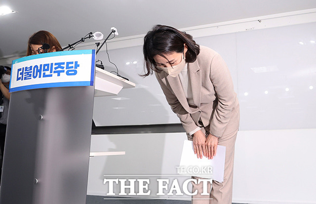이재명 더불어민주당 대선 후보의 배우자인 김혜경 씨가 9일 오후 서울 여의도 더불어민주당 중앙당사에서 기자회견을 열고 과잉 의전 및 법인카드 유용 의혹 등 논란에 대해 사과하고 있다. /이선화 기자