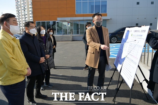 예산군이 국토부 관계자들에게 지역개발사업 우수사업장으로 지정된 신활력창작소에 대한 현장 브리핑을 하고 있다. / 예산군 제공