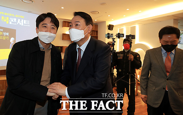이 대표(왼쪽)와 윤 후보가 악수하고 있다. 오른쪽은 김기현 원내대표. /이선화 기자