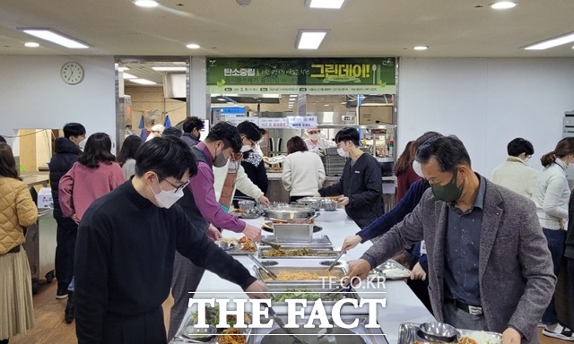 고양시는 시청 구내식당에서 육류 대신 식물성 대체육 등을 제공하는 ‘이유 있는 식단, 그린데이’를 시범 운영한다./고양시 제공