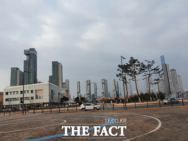 전국 17개 시 · 도 가운데 준공된 지 20년 이상된 노후 아파트 비율이 가장 낮은 지역은 국내 최대 규모 신도시(행복도시)가 건설되고 있는 세종시인 것으로 밝혀졌다. 사진은 새 아파트가 속속 들어서고 있는 행복도시 나성동의 지난해 12월 15일 모습 / 세종=최준호 기자