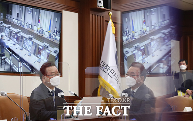 김부겸 국무총리가 10일 오전 서울 종로구 정부서울청사에서 열린 국정현안점검조정회의에 참석해 모두발언을 하고 있다./임영무 기자