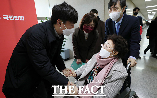 이준석 국민의힘 대표(왼쪽)가 10일 오전 서울 여의도 국회를 찾은 일본군 위안부 피해자 이용수 할머니와 만나고 있다. /국회=이선화 기자