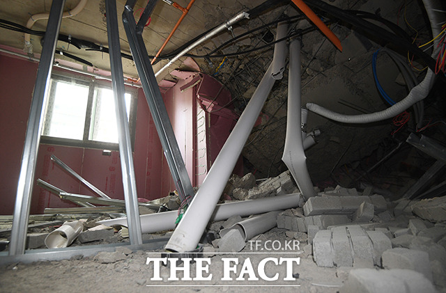 광주 아파트 붕괴 사고로 1명이 다치고 6명이 실종됐으며, 사고 29일 만에 실종자를 전원 구조했다. 광주 화정 아이파크 내부가 완전히 붕괴된 모습. /더팩트 DB