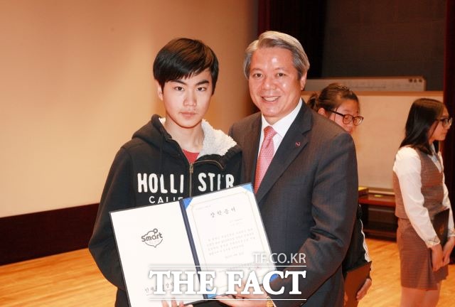 최대호 안양시장이 2013년 4월 20일 당시 중학생이었던 김민석 선수에게 장학증서를 수여한 뒤 기념촬영을 하고 있다./ 안양시 제공
