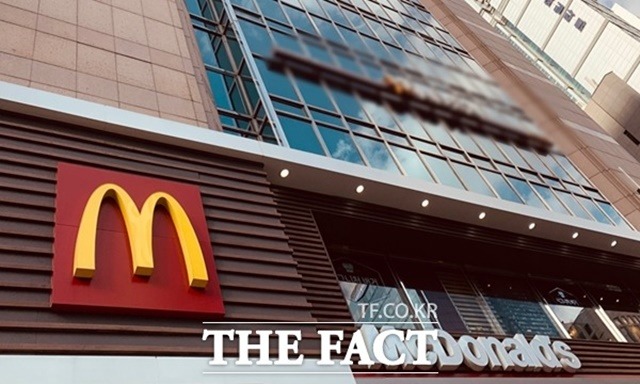 맥도날드는 17일부터 총 30개 메뉴에 대해 가격 인상을 단행한다. /더팩트 DB