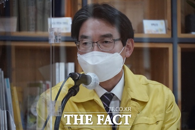 여운성 충남도 감염병관리과장이 10일 오미크론 대응 체계 개편안을 설명하고 있다. / 내포 = 김아영 기자