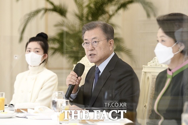 문재인 대통령이 10일 청와대에서 열린 자립준비청년 초청 오찬 간담회에 참석, 인사말을 하고 있다. /청와대 제공