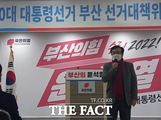 국민의힘 서병수(부산진갑·5선) 부산선대위 총괄선대위원장은 7일 오전 부산 수영구에 있는 국민의힘 부산시당에서 열린 부산 선대위 여성총괄본부 각급위원회 임명장 수여식에서 (이재명 후보는) 거짓말이나 지키지 못 할 약속을 함부러 한다며 이같이 밝혔다./부산=조탁만 기자.