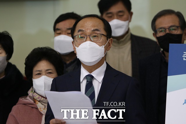 송석근 전 대전 서구 부구청장이 10일 대전시의회 로비에서 서구청장 출마를 선언하고 있다. / 대전 = 김성서 기자