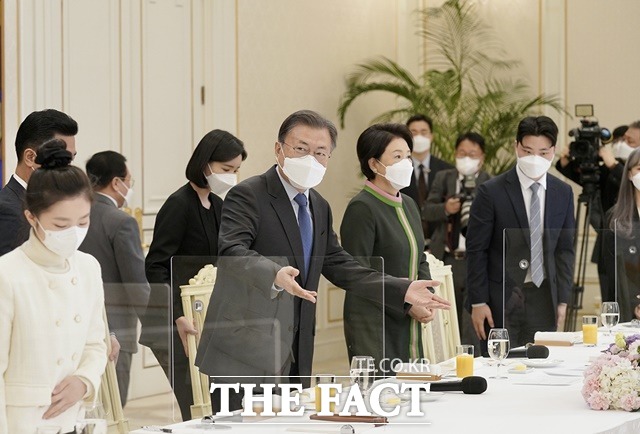 문재인 대통령 내외가 10일 청와대에서 열린 자립준비청년 초청 오찬 간담회에 참석하고 있다. /청와대 제공