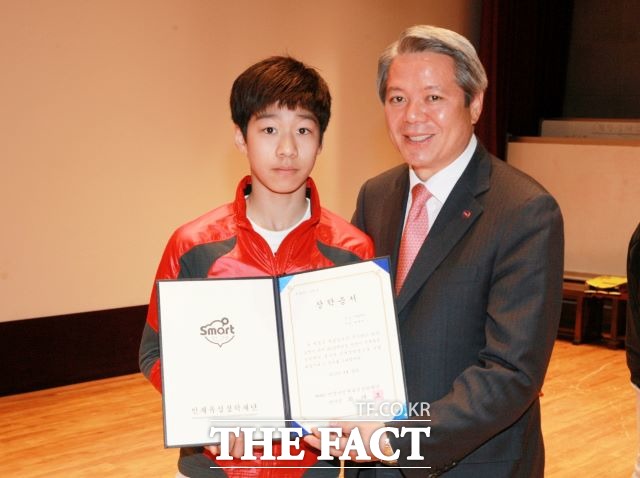 최대호(오른쪽) 안양시장이 2013년 4월 20일 당시 중학생이었던 황대헌 선수에게 장학증서를 수여한 뒤 기념촬영을 하고 있다./ 안양시 제공