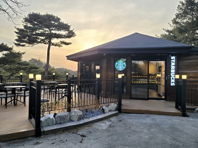 스타벅스 코리아는 경기도 여주시 가남읍 자유그린길 69에 위치한 자유컨트리클럽 내에 여주자유CC점을 11일 오픈한다. /스타벅스 코리아 제공