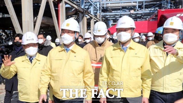 폭발사고가 난 여수국가산단내 NCC공장 현장을 방문한 김영록(우측 두번째)와 권오봉 여수시장(왼쪽), 김회재 국회의원(왼쪽에서 세번째)이 프리핑을 받기 위해 현장으로 걸어가고 있다./여수=유홍철 기자