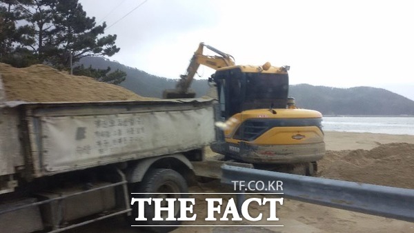 인천 옹진군 덕적면 서포리해수욕장에서 B업체가 불법으로 모래를 채취하고 있다. /제보자 제공