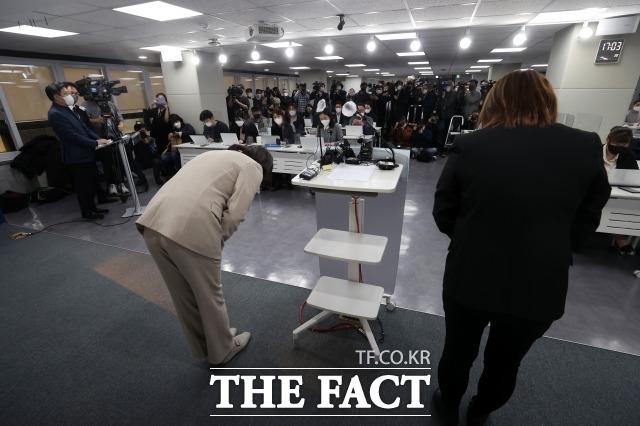 지난 9일 김혜경 씨가 민주당 당사에서 기자회견을 열고, 과잉의전 등 논란에 대해 사과하며 고개 숙인 모습. /이선화 기자