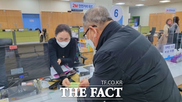 남원시는 70세 이상 어르신에게 상반기에는 목욕권 6매를 배부했고 하반기에는 목욕 및 이·미용권으로 6매를 지원할 예정이라고 12일 밝혔다. /남원시 제공