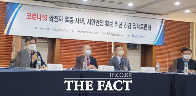 민효근 수원시 시민안전과장이 수원시의 코로나19 대응 경험을 발표하고 있다./ 수원시 제공