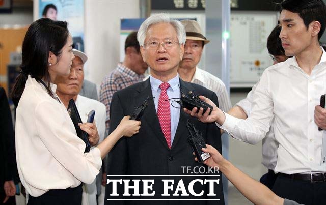 문재인 대통령을 두고 공산주의자라고 발언해 재판에 넘겨진 고영주(가운데) 전 방송문화진흥회 이사장이 파기환송심에서 무죄를 선고받았다. /더팩트DB