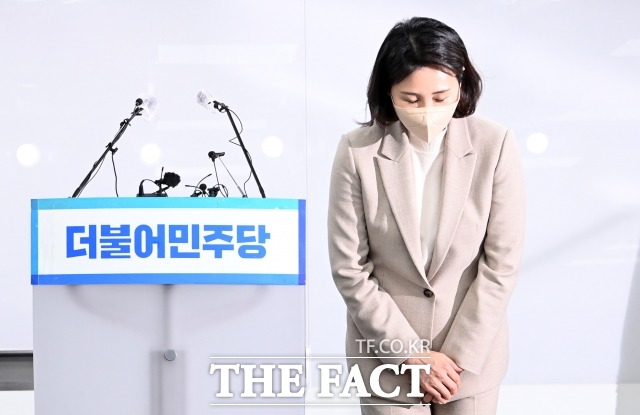 이재명 더불어민주당 대선 후보 부인 김혜경 씨가 과잉 의전 법인카드 유용 등 의혹에 직접 사과했다. 다만, 김 씨는 사과에서 어떤 의혹이 사실인지에 대해선 언급하지 않아 비판을 받고 있다. 지난 9일 민주당 당사에서 과잉 의전 논란과 관련해 열린 사과 기자회견에서 고개 숙여 인사하는 김 씨. /이선화 기자