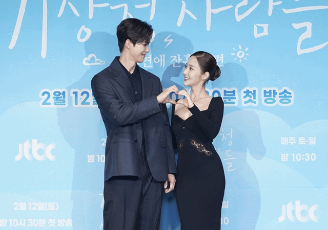 송강(왼쪽)과 박민영이 JTBC 새 토일드라마 기상청 사람들로 연기 호흡을 맞춘다. /JTBC 제공