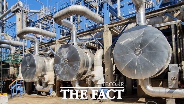 이날 여수산단 NCC공장에서 폭발사고가 난 열교환기와 동그란 모습의 floating cover(뚜껑)와 동일한 모양인 다른 라인의 사진 /여수=유홍철 기자