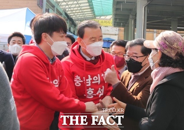 이준석 대표와 홍문표 의원이 11일 홍성시장에서 지지자들과 악수를 나누고 있다. /홍문표 의원실 제공