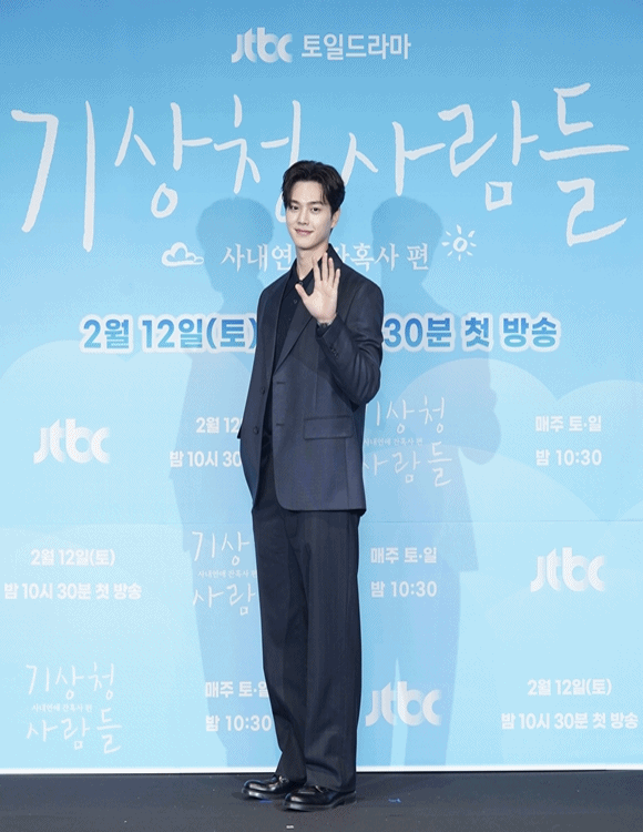 기상청 총괄 2과 특보 담당 이시우 역의 송강은 손 하트 포즈로 여심을 저격했다. /JTBC 제공