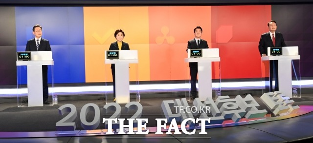 이재명 더불어민주당 후보와 심상정 정의당 후보, 안철수 국민의당 후보, 윤석열 국민의힘 후보(왼쪽부터)가 11일 오후 서울 중구 매경미디어센터에서 열린 한국기자협회 주최‧방송 6개사 공동 주관 2022 대선후보 초청 토론회 시작에 앞서 기념촬영을 하고 있다. /국회사진취재단