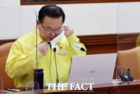  마스크 벗는 김부겸 총리 [포토]