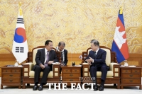  문 대통령, 캄보디아 총리 면담…양국 협력·한반도 문제 등 논의