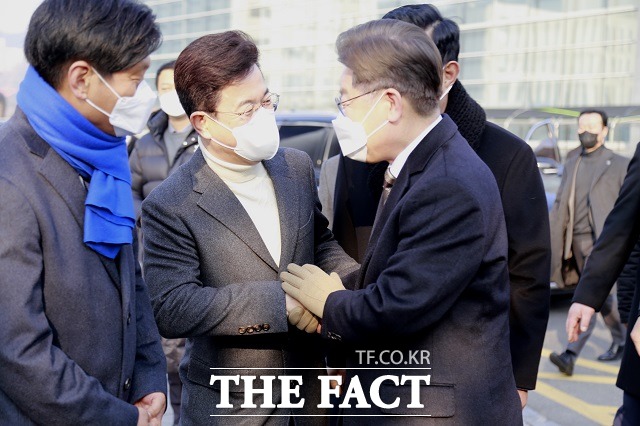 12일 대전을 찾은 이재명 더불어민주당 대선후보(사진 오른쪽)가 허태정 대전시장을 만나 인사를 나누고 있다. / 대전 = 김성서 기자