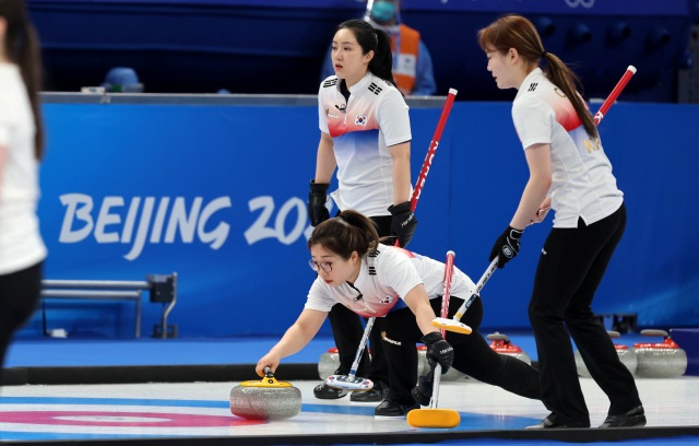 한국 컬링 여자대표팀이 2022 베이징 동계올림픽에서 ROC를 상대로 압도적인 승리를 따내며 2연승의 쾌거를 이뤘다. /베이징=뉴시스