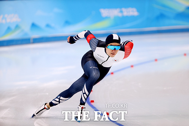 한국 스피드스케이팅 국가대표 차민규가 12일 중국 베이징 국립 스피드스케이팅 경기장에서 열린 2022 베이징 동계올림픽 스피드 스케이팅 500m 경기에서 역주하고 있다. /베이징=뉴시스