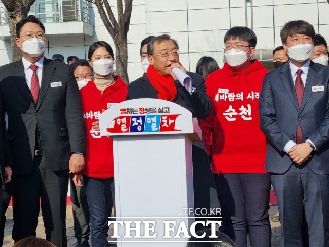 이날 윤석열 후보의 연설에 앞서 보수당의 불모지인 순천에서 2선 의원과 국민의당 전신인 새누리당 대표를 지낸 이정현 전 의원이 깜짝 등장, 참석자들의 환호를 받았다. /유홍철 기자