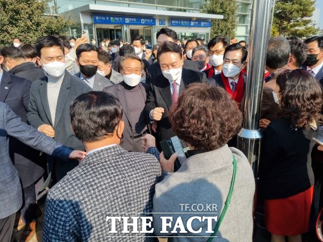 윤석열 국민의힘 후보가 순천역 광장에서 지지자들의 환영속에 연단으로 향하고 있다. /유홍철 기자