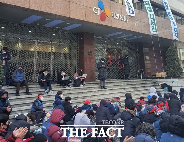 CJ대한통운 노조 200여 명은 지난 10일 농성을 벌이기 위해 서울 중구 세종대로에 있는 CJ대한통운 본사를 기습 점거했다. /장병문 기자