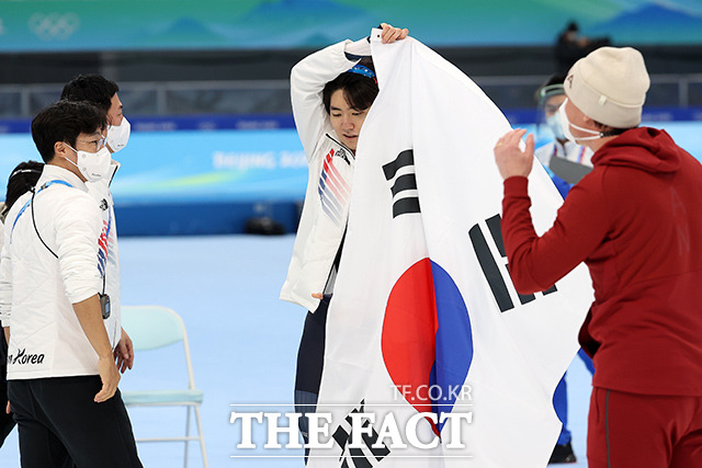 한국 스피드스케이팅 국가대표 차민규가 스피드 스케이팅 500m 경기에서 은메달을 획득한 후 태극기를 흔들고 있다. /베이징=뉴시스