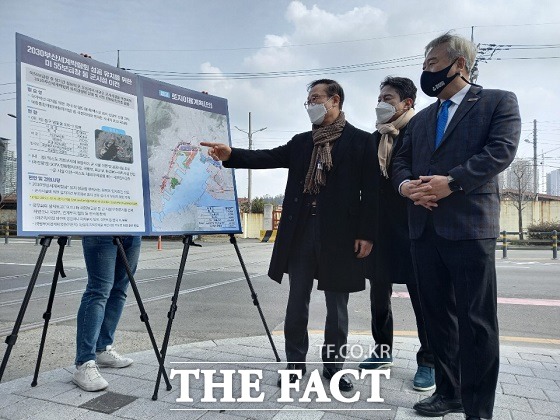 더불어민주당 공동선거대책위원장인 홍영표 의원은 13일 오전 11시 40분 부산 동구 55보급창 인근에서 열린 현장간담회에서 이게 성사돼야 부산이 세계적인 도시로 다시 한 번 도약할 수 있다고 이같이 밝혔다. /부산=조탁만 기자.