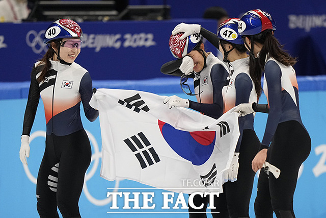 한국 쇼트트랙 여자 국가대표팀이 13일 오후 중국베이징 캐피털 실내경기장에서 열린 2022 베이징 동계올림픽 여자 3000m 계주 결승전에서 은메달을 획득한 후 눈물을 흘리며 기뻐하고 있다. /베이징=뉴시스