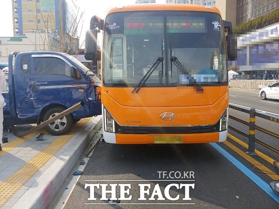 13일 낮 12시 37분쯤 부산 동구 부산역에서 부산일보 방향으로 운행 중이던 쏘울 차량이 앞서가던 1톤 짜리 포터를 들이받았다. 충격을 받은 트럭은 인근 BRT 구간을 지나던 버스 1대를 연이어 들이받았다. / 부산경찰청 제공.